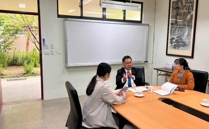新居浜高專副校長野田善宏老師與實習生們討論實習事宜圖片