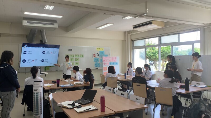 大老師在台上教課,小老師們在一旁輔助圖片