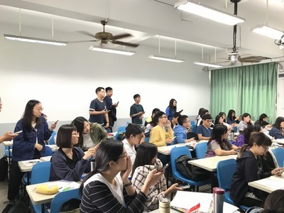 黃湘芸老師正在用kahoot來與學生互動並回答題目，讓學生知道如何使用科技軟體教導泰國學生學習，不沉悶、死板。學生正在運用手機回答問題。