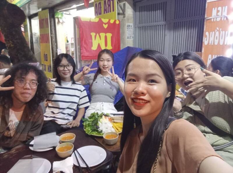 與越南同學一起享用越南春捲沾魚露圖片