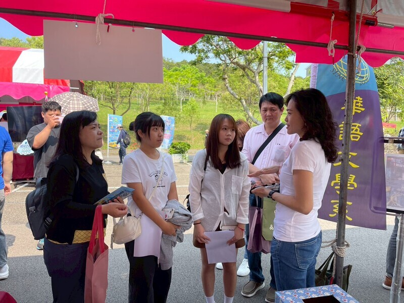 鄂貞君主任講解本系特色圖片