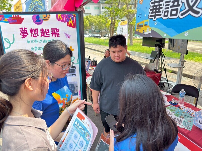 工讀生與學生講解抽獎規則圖片