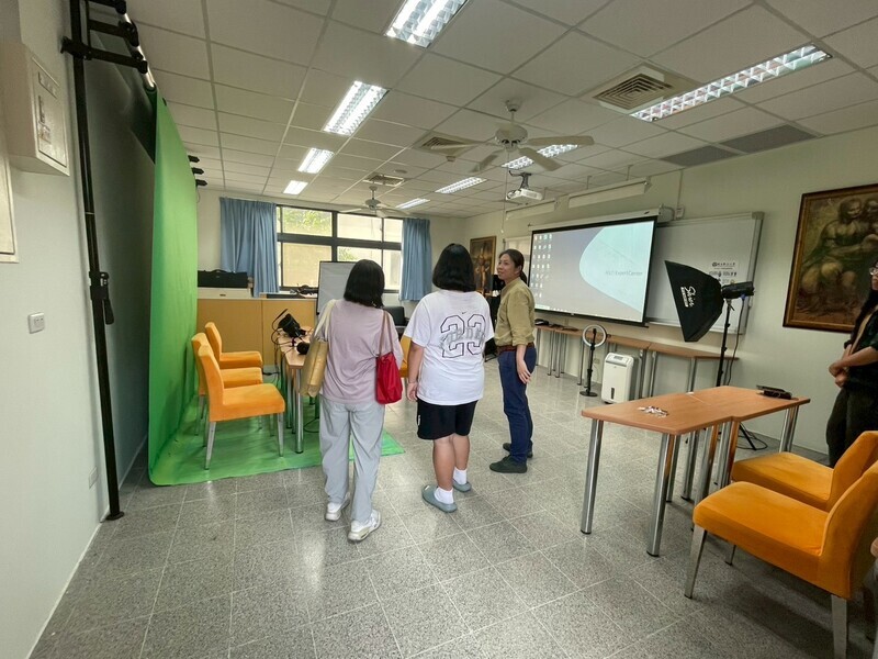 孫雪芹老師帶領家長學生參觀系館圖片