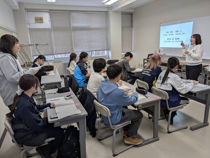 在中文課上讓學生學會並分享自己的中文自我介紹圖片