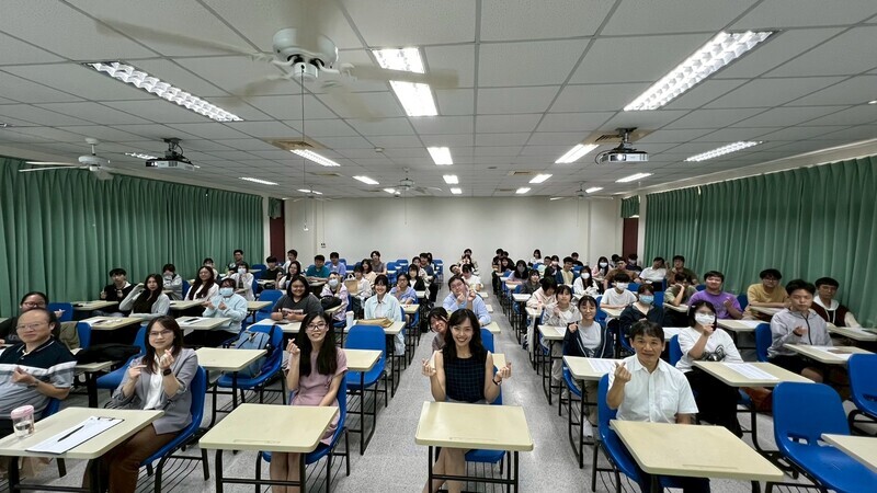 教師們與學生合影圖片