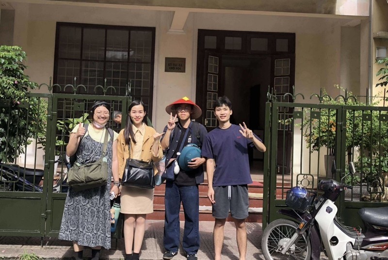 在宿舍前合照圖片