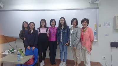 照清老師、惠萍老師、學生與方麗娜教授合影